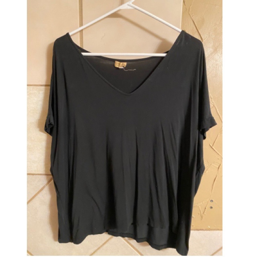 Black v-neck Piko top